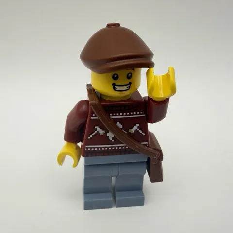 LEGO CITY Part cty1822 - Brown beret w/ brown satchel bag, dark red torso - 1pc