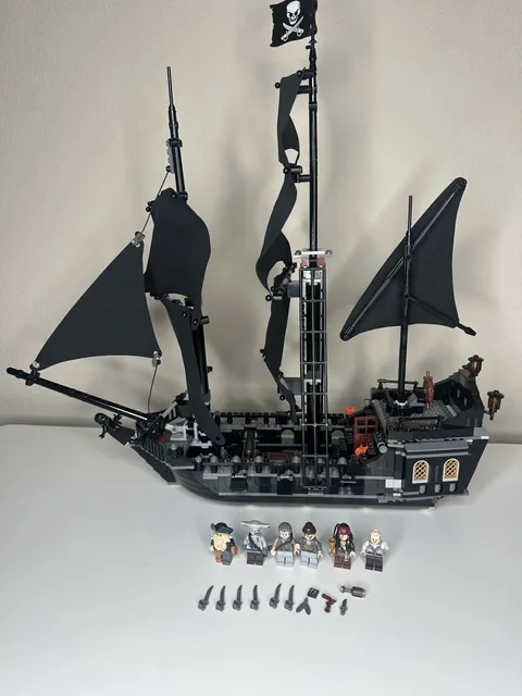 99% Complete LEGO Pirates of the Caribbean: The Black Pearl (4184) Mini Figs
