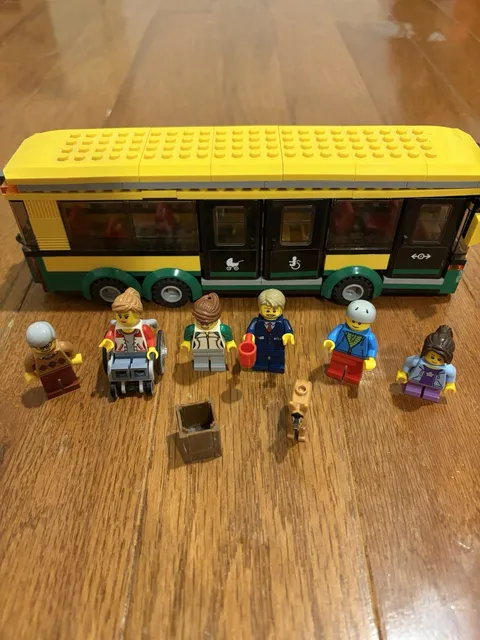 LEGO CITY Bus Station 60154 100% COMPLETE + All Minifigures DISASSEMBLED