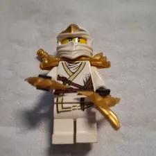 LEGO NINJAGO Zane White Ninja Minifigure with Gold Armour & Gold Weapons