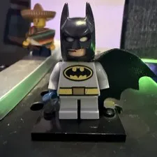 Batman LEGO Figurine Soft Cape Gray Top Yellow Utility Belt & Logo 