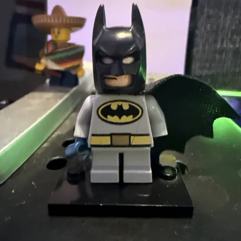 Batman LEGO Figurine Soft Cape Gray Top Yellow Utility Belt & Logo 