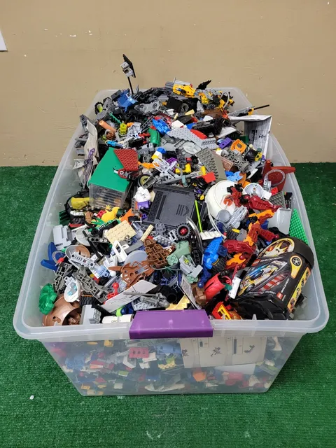 50+ pounds of Uaed Loose Lego and Some Minifigs - SEE THE PICTURE (BFEB-07-115)