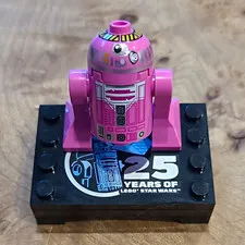 LEGO Star Wars QT-KT Astromech Droid Minifigure w/ 25 Years Display Base