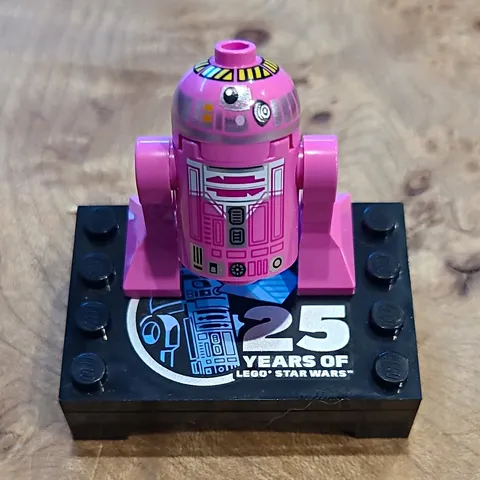 LEGO Star Wars QT-KT Astromech Droid Minifigure w/ 25 Years Display Base