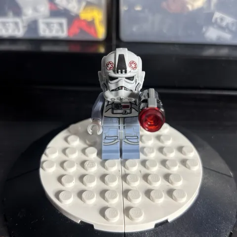 Lego Star Wars - AT-AT Driver - Dark Red Imperial Logo, Cheek  75298 - sw1104