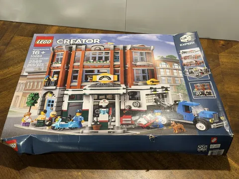 New LEGO Creator Expert CORNER GARAGE 10264 Retired Modular Building Box Squish
