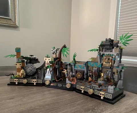 LEGO 77015 Indiana Jones Raiders Temple of the Golden Idol 1545pc Display Stand