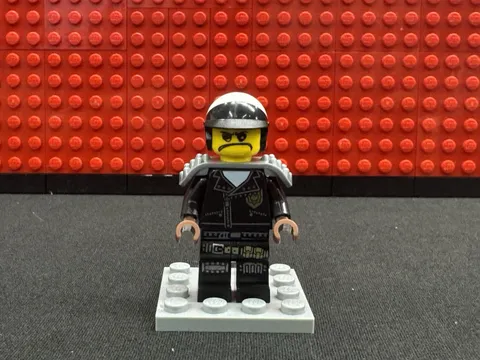 LEGO MOVIE 2 MINIFIGURE SCRIBBLE COP APOCALYPSEBURG: FROM SET 70840, tlm138