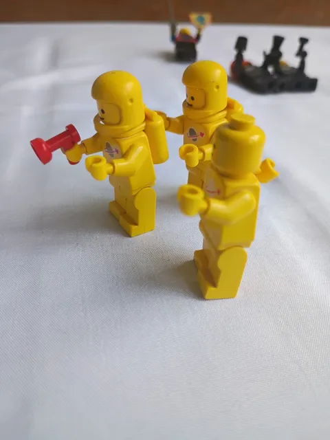 3 Vintage 1980s LEGO Classic Yellow Spaceman Minifigures sp007 2 Complete