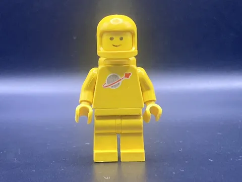 LEGO MINIFIGURE CLASSIC SPACEMAN YELLOW SP007 READ DESCRIPTION