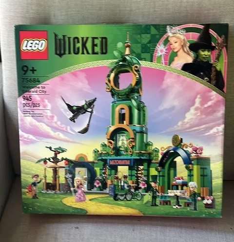 LEGO Wicked Welcome to Emerald City 75684 945 pcs Scan Inside Building Set