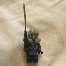 LEGO Minifigure Gray Hair Fur Collar Cape Outfit w/ Black Curved Sword