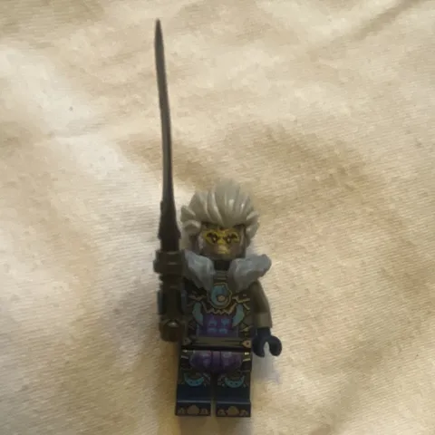 LEGO Minifigure Gray Hair Fur Collar Cape Outfit w/ Black Curved Sword