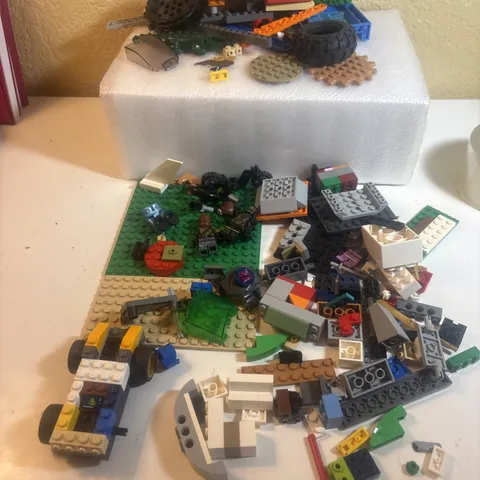 LEGO Mixed Bricks.  Specialty pieces, 3 Figures Motor and misc Pieces (o21
