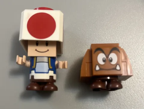 LEGO Toad Happy Super Mario Smiling Minifigure with Goomba Excellent
