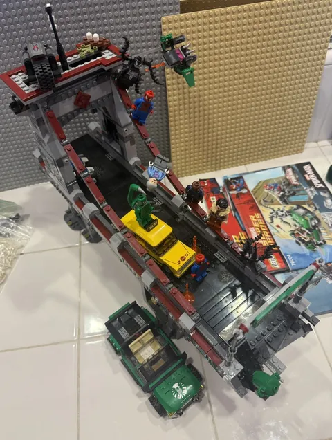 LEGO Marvel: Spider-Man: Web Warriors Ultimate Bridge Battle. 76057 and 76004