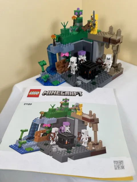 LEGO Minecraft: the Skeleton Dungeon (21189)