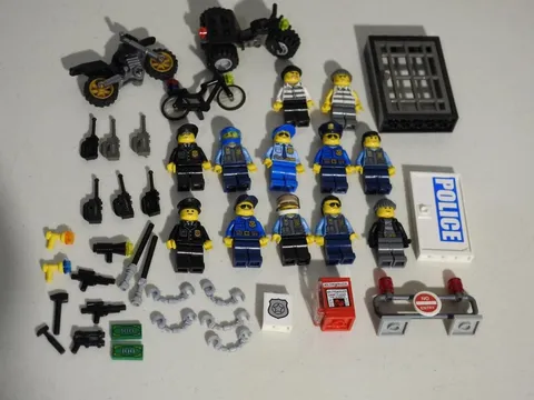 Lego  Lot of 12 Police Officers Cops and Robbers and Accessories  100% Lego