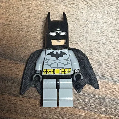 LEGO BAT001 Batman Minifigure Gray Suit w/ Black Cape & Cowl DC Superheroes