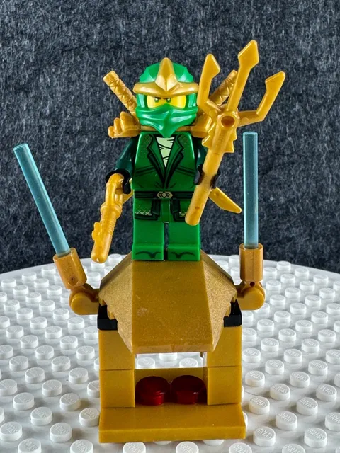 LEGO Ninjago Lloyd ZX NJO0065 Shoulder Armor Gold Weapons Rare Minifigure