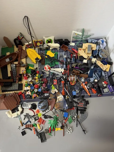 2.5 Lbs Lego Bulk Lot Figures Animal Weapons Flags Boats Windows Doors Bricks ++