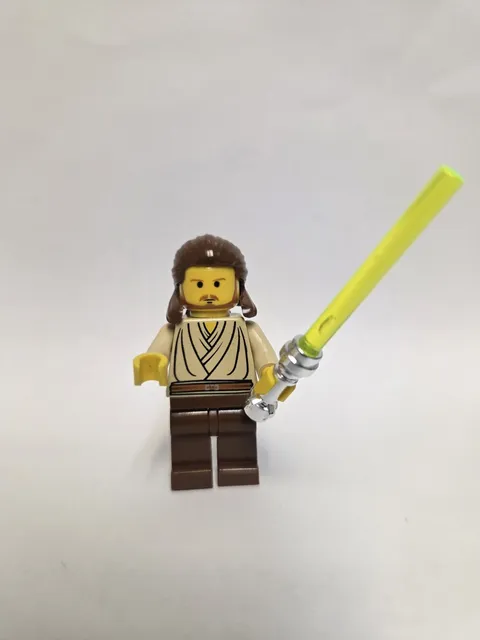 Star Wars LEGO minifigure Qui-gon Jin- Sw0027 w/ Green Light Saber, No Cape