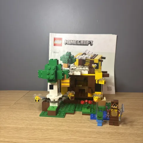 The Bee Cottage (21241)    LEGO MINECRAFT  100% Complete with Instructions