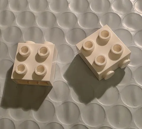 NEW LEGO 2X WHITE BRICK 1X2X1 2/3 W/4 KNOBS #22885.