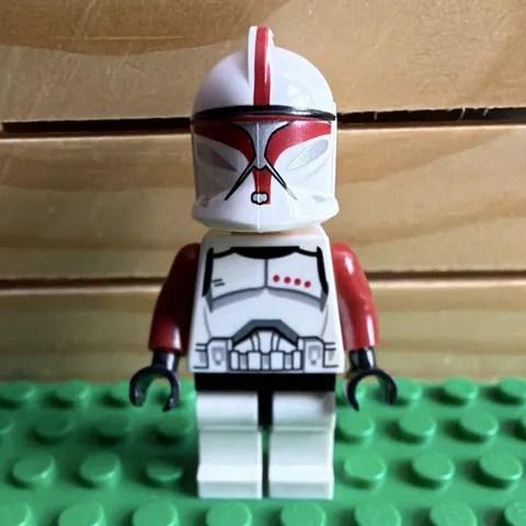 LEGO Star Wars Clone Trooper Captain Minifigure (MISPRINT HELMET PIECE) Sw0492