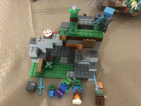 LEGO Minecraft The Zombie Cave 21141 241pc complete