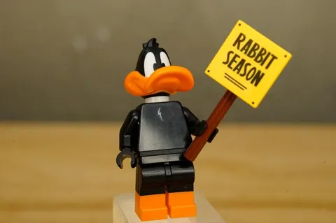 LEGO Minifigure Looney Tunes Collectible CMF collt07 Daffy Duck Rabbit Season
