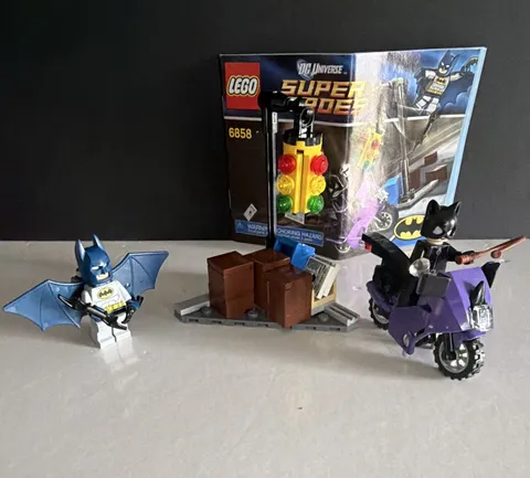 LEGO DC Universe Super Heroes Catwoman/Batman Catcycle City Chase #6858 Complete
