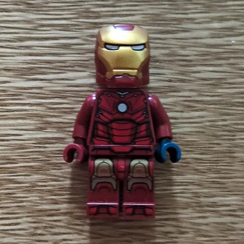 LEGO Marvel Iron Man Minifigure Red & Gold Armor with Helmet, 1 Piece