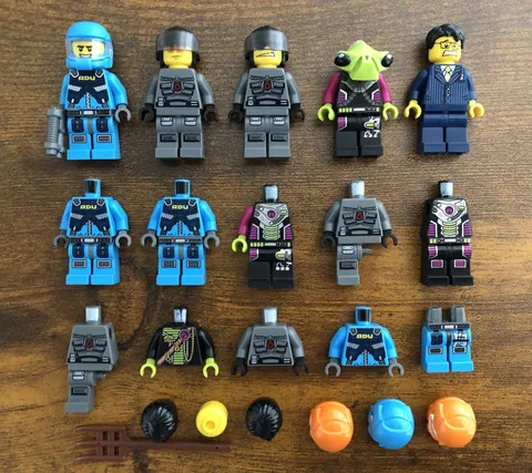 Lego Minifigures, Parts/Pieces Lot (Alien Conquest, Space Police, Galaxy squad)