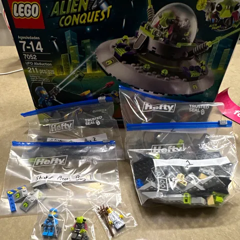 LEGO Alien Conquest 7052 UFO Abduction 211pc Complete Set w/ Box and manual