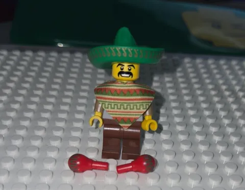 LEGO (8684) CMF Series 2 Mariachi / Maraca Man Minifigure col02-1 Complete Set