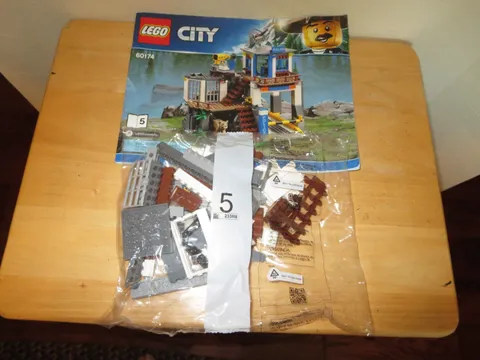 LEGO CITY MOUNTAIN POLICE HEADQUARTERS 60174 - SEALED BAG #5 w/ Booklet *NEW*