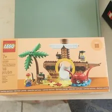 LEGO Pirate Ship Playground (40589) 168 pcs Ages 7+ Limited Edition