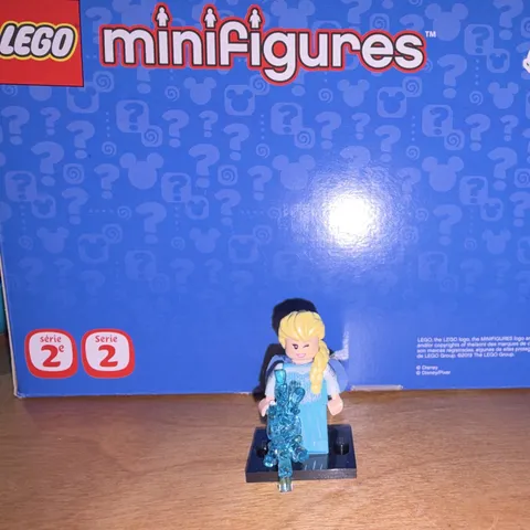 LEGO Minifigures Disney Series 2 Elsa Minifigure w/ Snowflake Cape Stand 5+