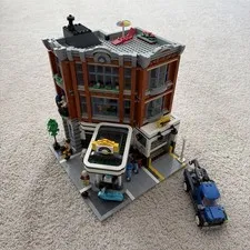LEGO 10264 Expert Modular Corner Garage with instructions and minifigures