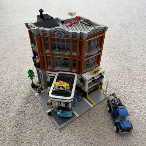 LEGO 10264 Expert Modular Corner Garage with instructions and minifigures