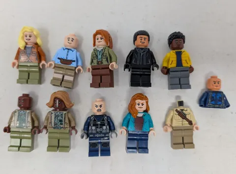 LEGO Jurassic Park World Minifigures & Pieces  - Lot of 10