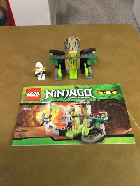 LEGO Ninjago Rise of the Snakes 9440 Venomari Shrine w/ Figure & Manual NO BOX