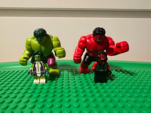 LEGO Marvel Superheroes Red Hulk, Red She-Hulk, She-Hulk, Hulk Minifigures