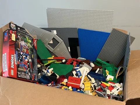 Vintage Lego Bulk Lot 28+ Pounds Unsorted W/ Baseplates Some Minifigures VTG