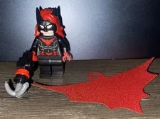 Lego Batwoman minifigure from DC Batman 2025 Arkham Asylum set