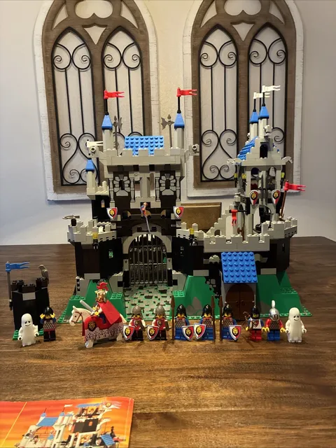 Lego Royal Knights Castle - 6090 - Read Description