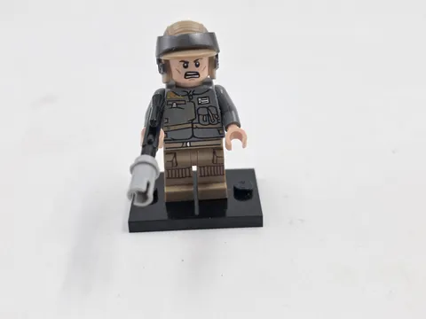 Lego Star Wars Minifigure Rebel Trooper Private Basteren Complete W/ Stand 75154