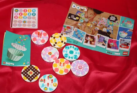 LEGO Creative CakesCUPCAKE MAKING KITS INCLUDES 8 CAKE BOTTOMS PLUS 100'S OF PCS